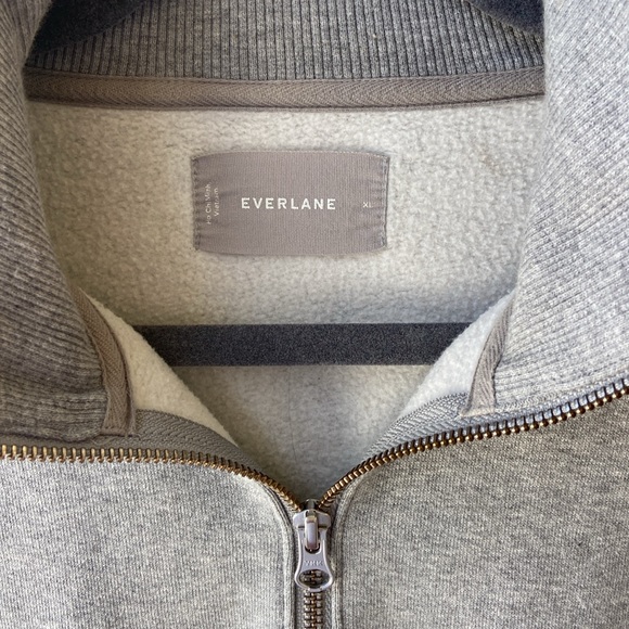 Everlane Sweatshirt Cropped Style with Zipper Front and Winged Ribbed Collar - Picture 8 of 9